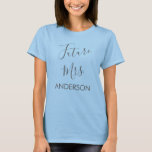T-shirts Futuro Partido Chá de panela da Sra. Wedding<br><div class="desc">A futura Sra. Script Pink T-Shirt para um Chá de panela de Casamento Moderno e Elegante. O nome desta camisa pode ser personalizado.</div>