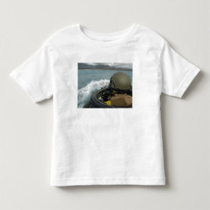 T-shirts Fuzileiro naval dos E.U. que conduz um veículo do