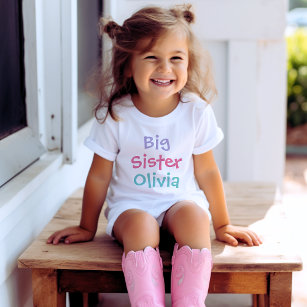 T-shirts Garota do Monograma Colorida da Irmã Grande