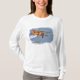 T-shirts Gene Soucy realizando acrobacias em Grumman