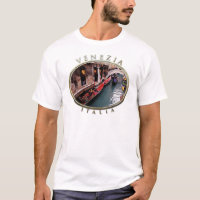 Gôndola em um canal Venetian