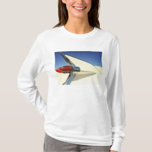 T-shirts Gráfica: Close-up da barbatana e luz traseira em