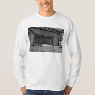 T-shirts Grayscale crescente do vão das escadas
