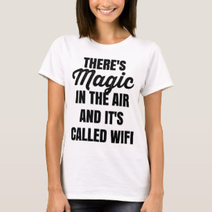 T-shirts Há mágico no ar e chamou o T de WiFi