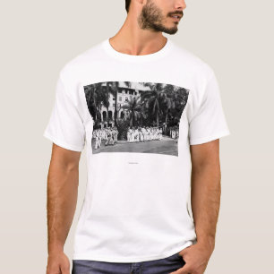 T-shirts Havaí - meninos do marinho que esperam o ônibus