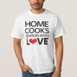 T-shirts Home Cooks Season With Love<br><div class="desc">A Home Cooks Season with Love design é um presente de excelente qualquer um que ama comida fazer e é o melhor cozinheiro da casa! O Gosto de Casa é uma revista de cozinhar e um site com receitas práticas de cozinheiros domésticos — não cozinheiros gourmet com ingredientes comuns e...</div>