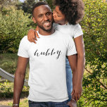 T-shirts Homens Brancos Modernos de Script Preto do Hubby<br><div class="desc">Camisa simples e bonita de "hubby" num guião preto. Compre nossa camisa "Wifey" correspondente.</div>