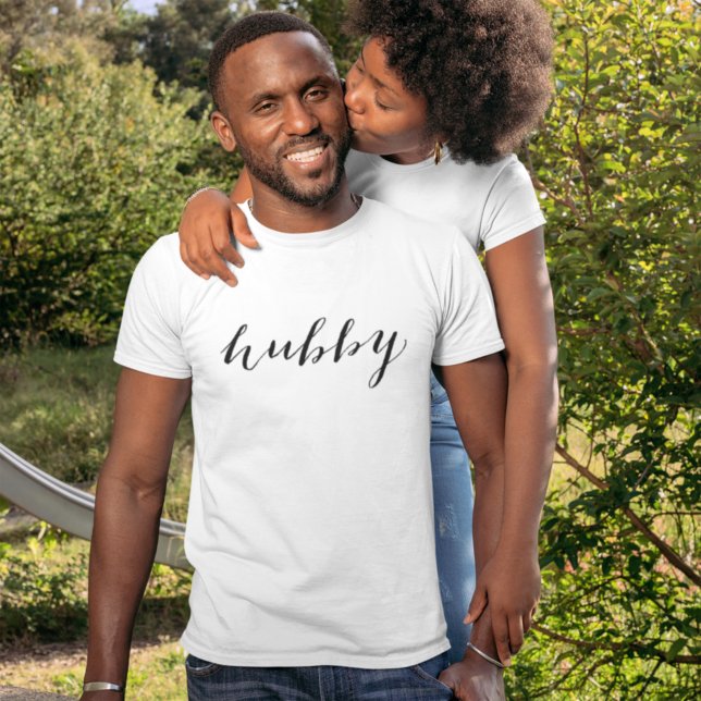 T-shirts Homens Brancos Modernos de Script Preto do Hubby (Criador carregado)