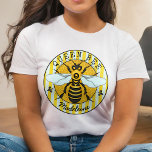 T-shirts Honeybee Queen Bee Honey | Personalizado<br><div class="desc">Esta super-doce camiseta de mel tem um desenho original de uma abelha amarela e preta. Tem asas brancas-azuis que se espalham como se estivesse pronto para voar. Atrás dele, ele repousa sobre um círculo de pente de mel com uma borda listrada e flúor de lista. É perfeito para qualquer abelha...</div>