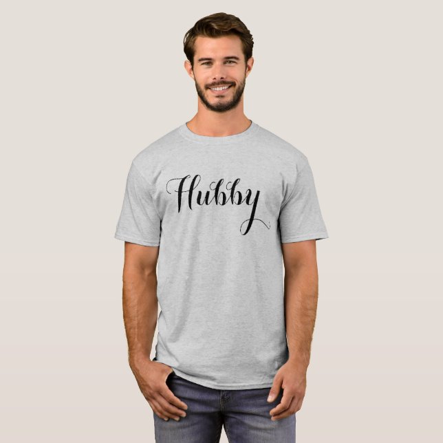 T-shirts Hubby Shirt | Estilo de Script Preto (Frente Completa)