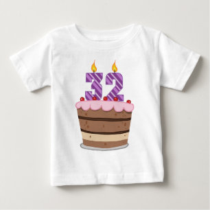 T-shirts Idade 32 no bolo de aniversário