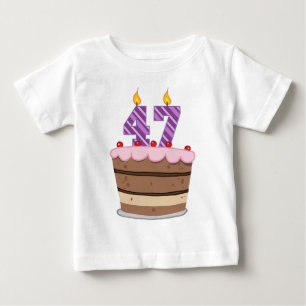 T-shirts Idade 47 no bolo de aniversário