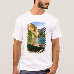 T-shirts IDAHO, barco de pesca em um Sandy Beach no