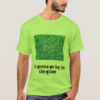 T-shirts Im que vão ir encontraram-se na grama