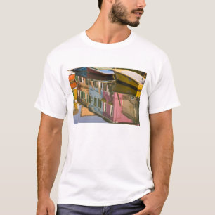 T-shirts Itália, Burano. Barcos num canal com