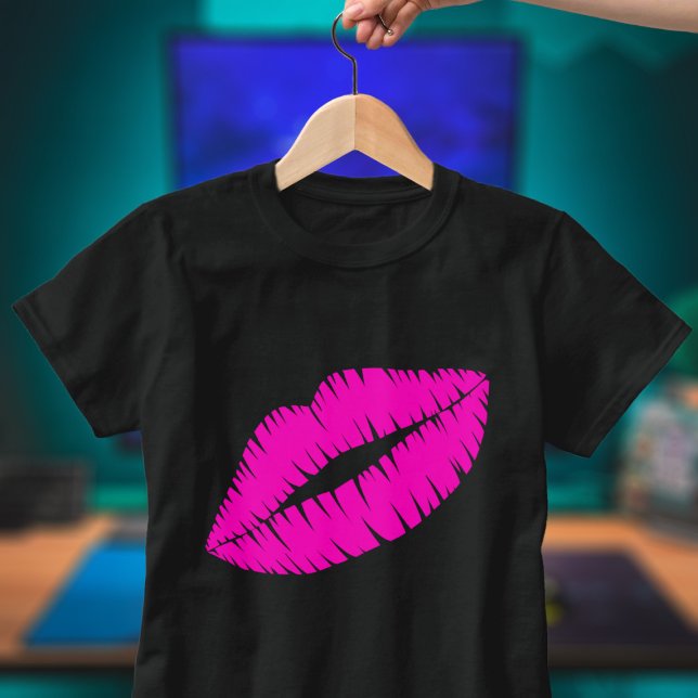 T-shirts Lábios Rosa Quente Batom Beijo (Luscious hot pink lipstick kiss just for you. Guaranteed to get lots of kisses wear this shirt! 💋)