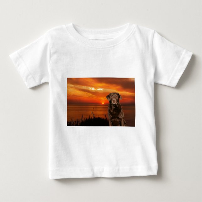T-shirts Labrador Retriever Cachorro Sentado ao Lado do Sol (Frente)