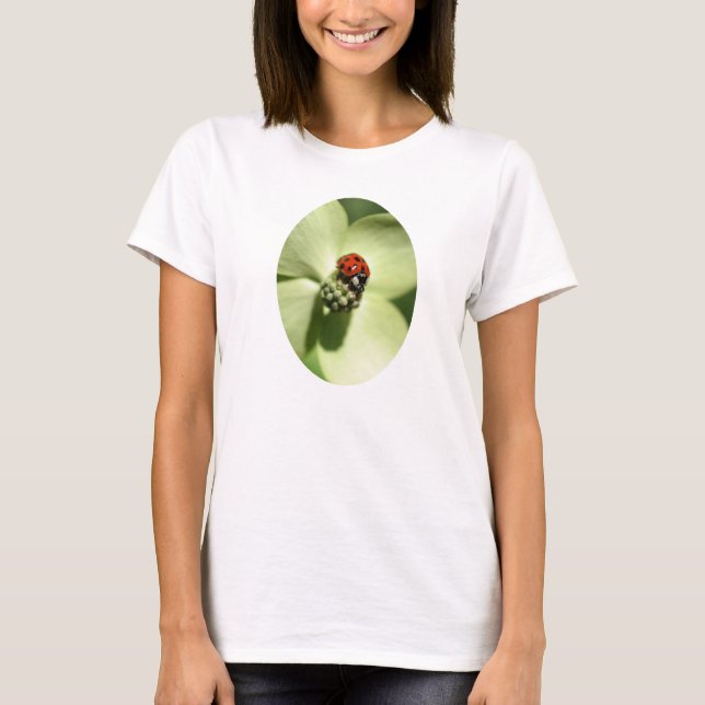 T-shirts Ladybug Na Natureza Da Flor Dogwood (Frente)