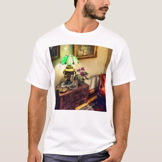 T-shirts Lâmpada de Cozy Parlor com Flor (Frente)