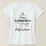 T-shirts Legal Estou mudando minha tipografia de sobrenome<br><div class="desc">Design elegante para uma noiva a ser! Use a ferramenta personalizar para adicionar um nome/iniciais. Veja,  também,  minha coleção de presentes de recém-casados!</div>