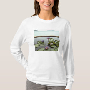 T-shirts Lírios de água na lagoa pelo oceano