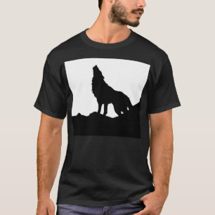 T-shirts Lone Wolf em pé em um morro