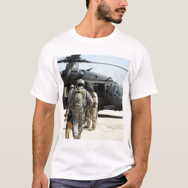 T-shirts Manipuladores militares de cão que trabalham no co (Frente)