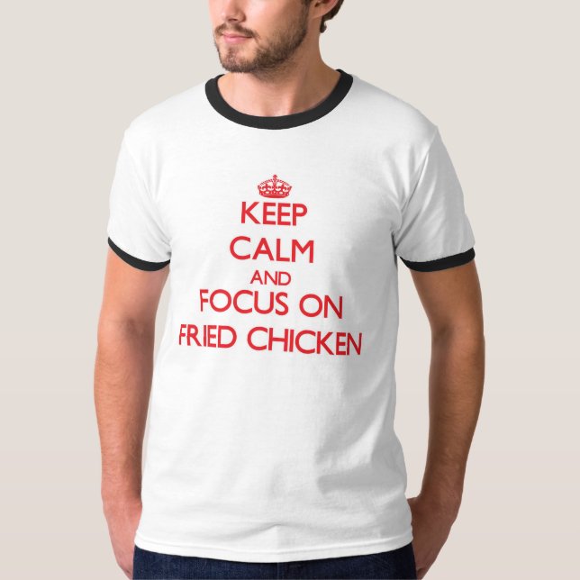 T-shirts Mantenha a calma e o foco no frango frito (Frente)