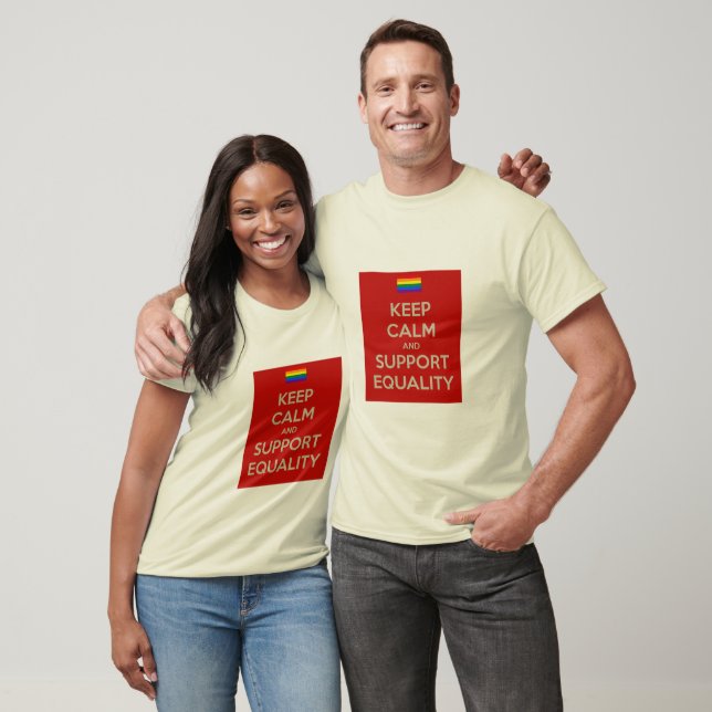 T-shirts manter calma igualdade de apoio (Unissex)
