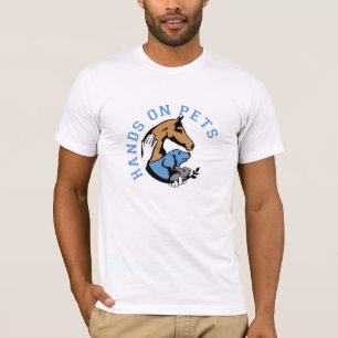 T-shirts mãos nos animais de estimação