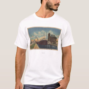 T-shirts Marie, MI - vista do cargueiro que deixa MacArthur