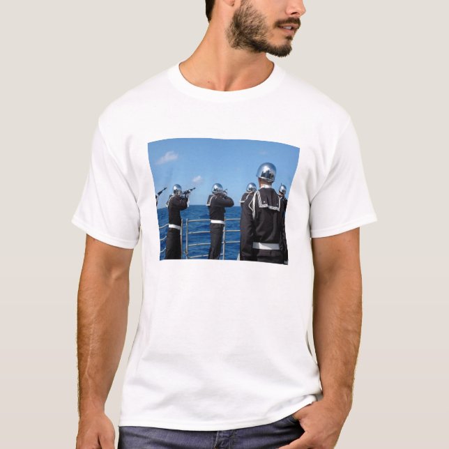 T-shirts Marinheiros disparam uma saudação de arma durante  (Frente)