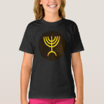 T-shirts Menorah Flame<br><div class="desc">Uma renderização digital da menorah judaica de sete ramificações (hebraico: מְ נ וֹ ה ‎). A menorah de sete ramificações, usada no santuário portátil montado por Moisés na selva e, mais tarde, no Templo em Jerusalém, tem sido símbolo do judaísmo desde a Antiguidade e é o emblema no casaco de...</div>