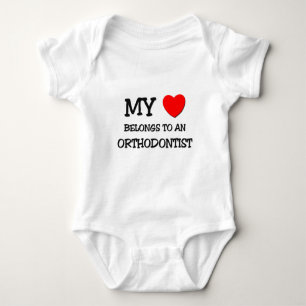 T-shirts Meu coração pertence a um ORTHODONTIST