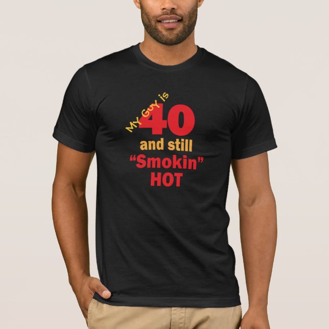 T-shirts Minha cara tem 40 anos velha e ainda Smokin quente (Frente)