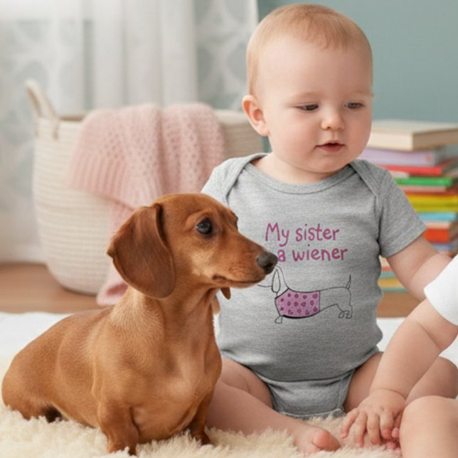 T-shirts Minha Irmã é uma roupa para bebês de cachorro-quen (My sister is a wiener dog outfit)
