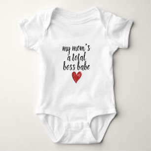 T-shirts Minha mãe um presente total do bodysuit do bebê