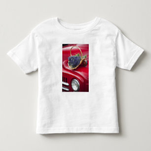 T-shirts Molhos de lavanda descansam em velho caminhão de f