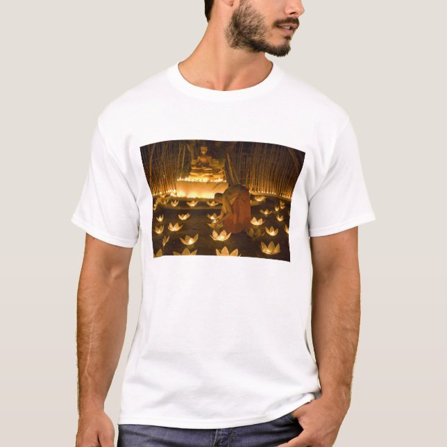 T-shirts Monges acendendo velas e lanternas khom loy para (Frente)