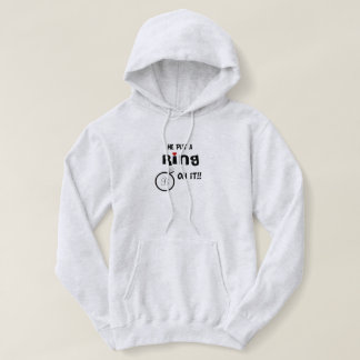 T-shirts Monogramas Ele colocou um anel nele