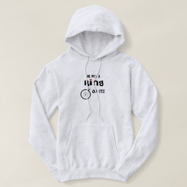 T-shirts Monogramas Ele colocou um anel nele (Frente do Design)