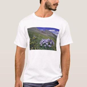 T-shirts Montanhas e flores silvestres em prado alpino, Azu