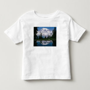 T-shirts Monte Rainier refletido em um lago de montanha