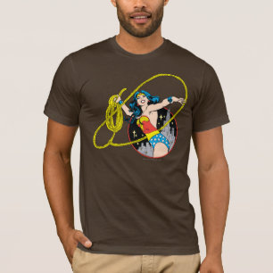T-shirts Mulher Maravilha com fundo de cidade