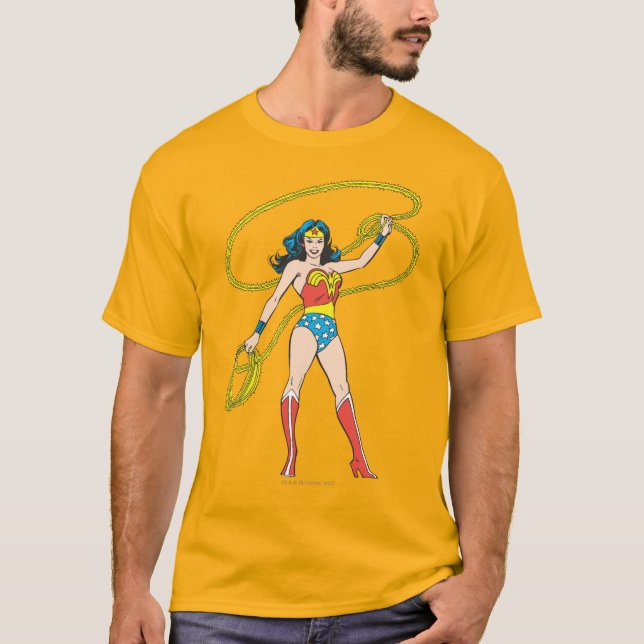 T-shirts Mulher Maravilha em pé com Laço (Frente)