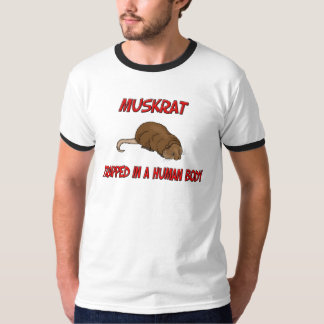 T-shirts Muskrat prendido em um corpo humano
