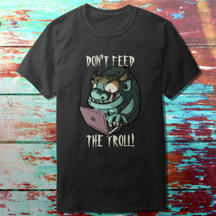 T-shirts Não alimentar o desenho do Laptop do Troll para In