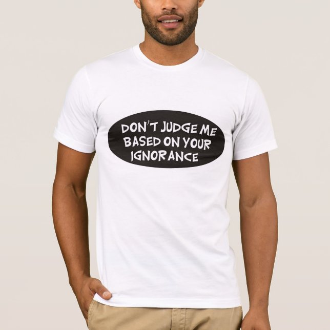 T-shirts Não me julgue baseado em sua ignorância (Frente)