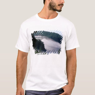 T-shirts Nevoeiro deriva sob a ponte Deception Pass em