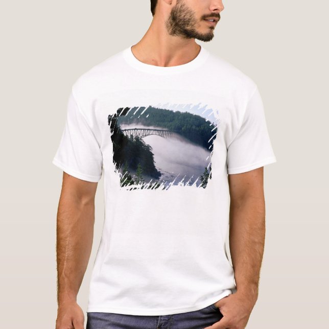 T-shirts Nevoeiro deriva sob a ponte Deception Pass em (Frente)